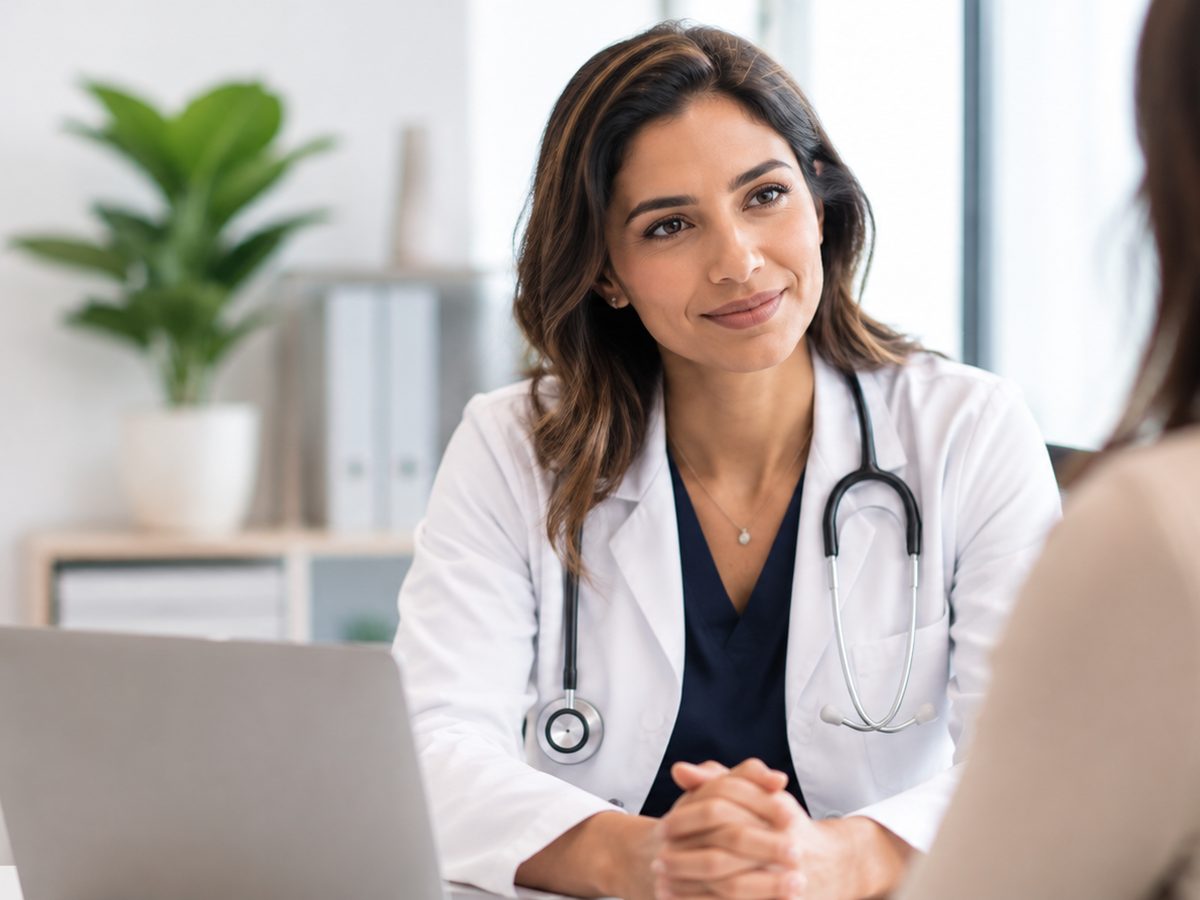 Médica de Delihealth's escuchando a una paciente en consulta.